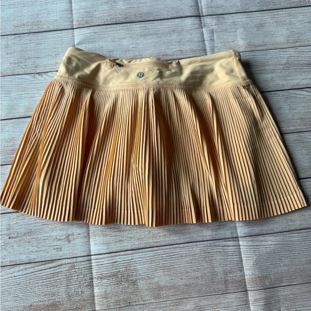Lululemon Athletica Beige Pleated Mini Skirt - Picture 2 of 4